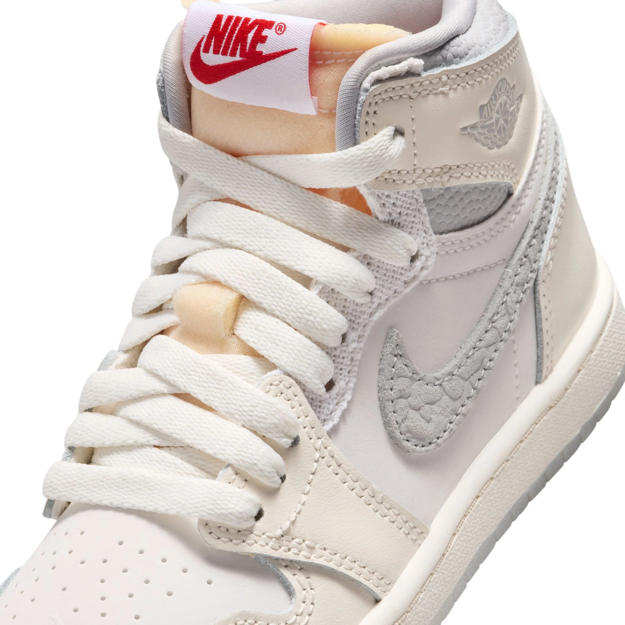 Air Jordan 1 Little Kids Retro High OG Shoes - Image 4