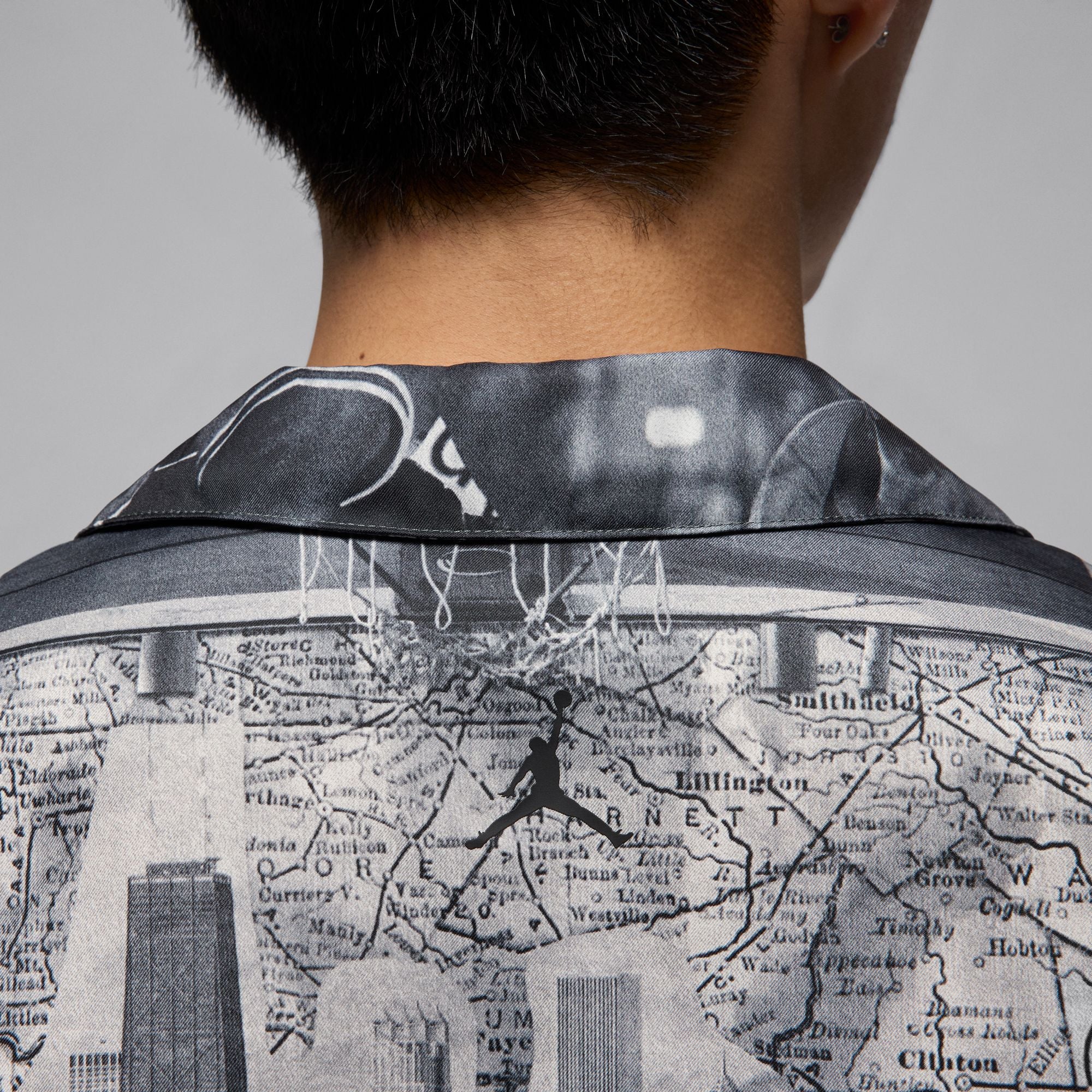 Air Jordan Mens Essentials Print Camp Top - Image 4