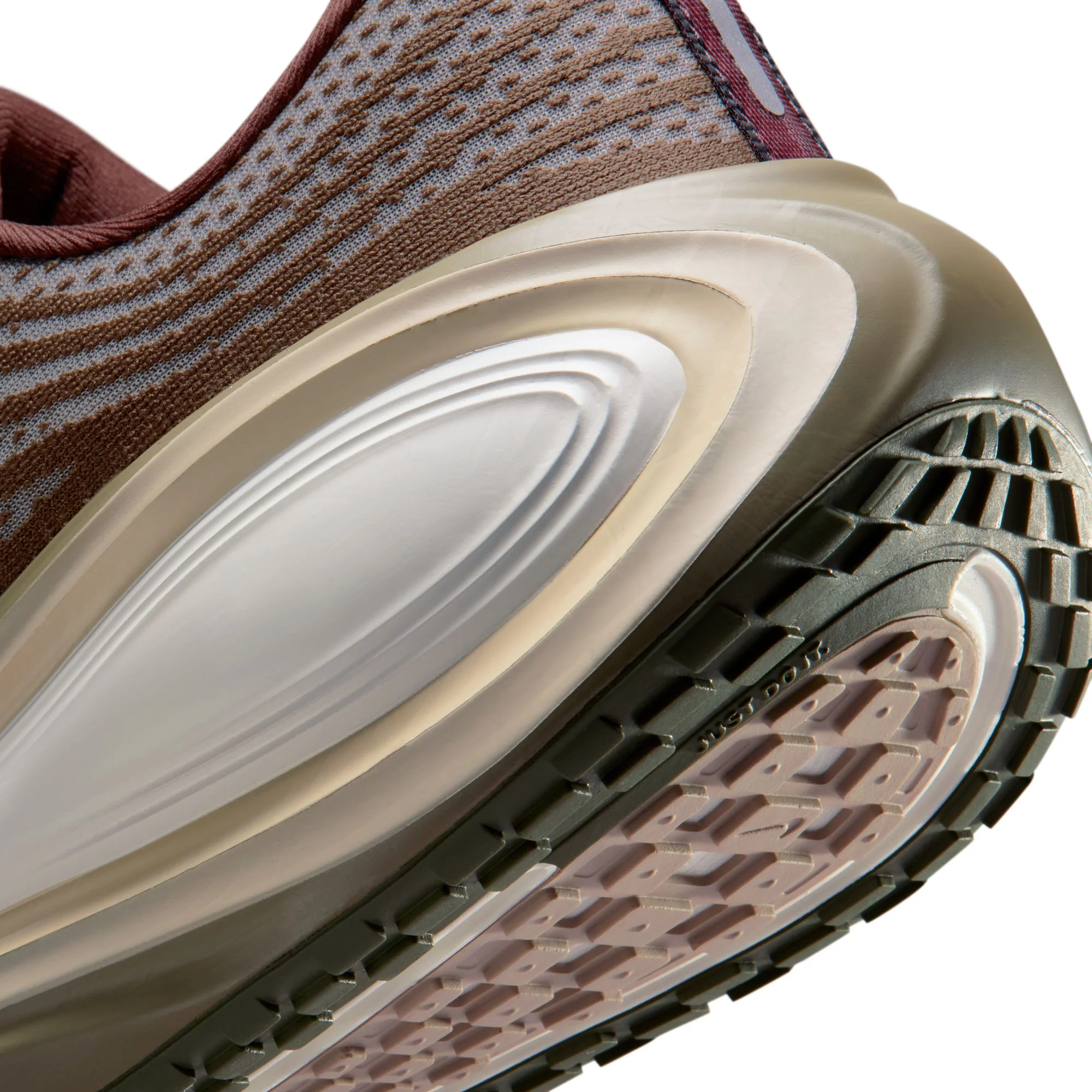Nike Mens Vomero Plus QS Shoes - Image 4